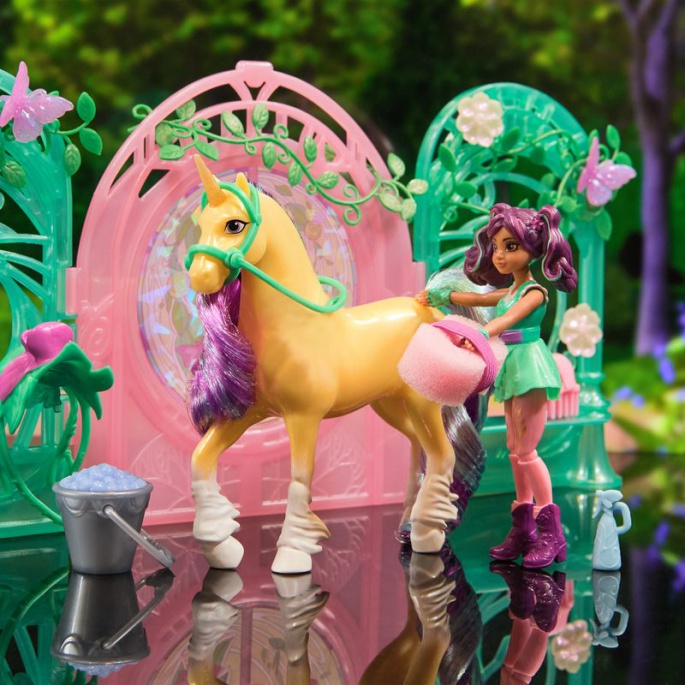 Unicorn Academy piccola stalla con bambola Ava e unicorno Leaf che cambia colore
