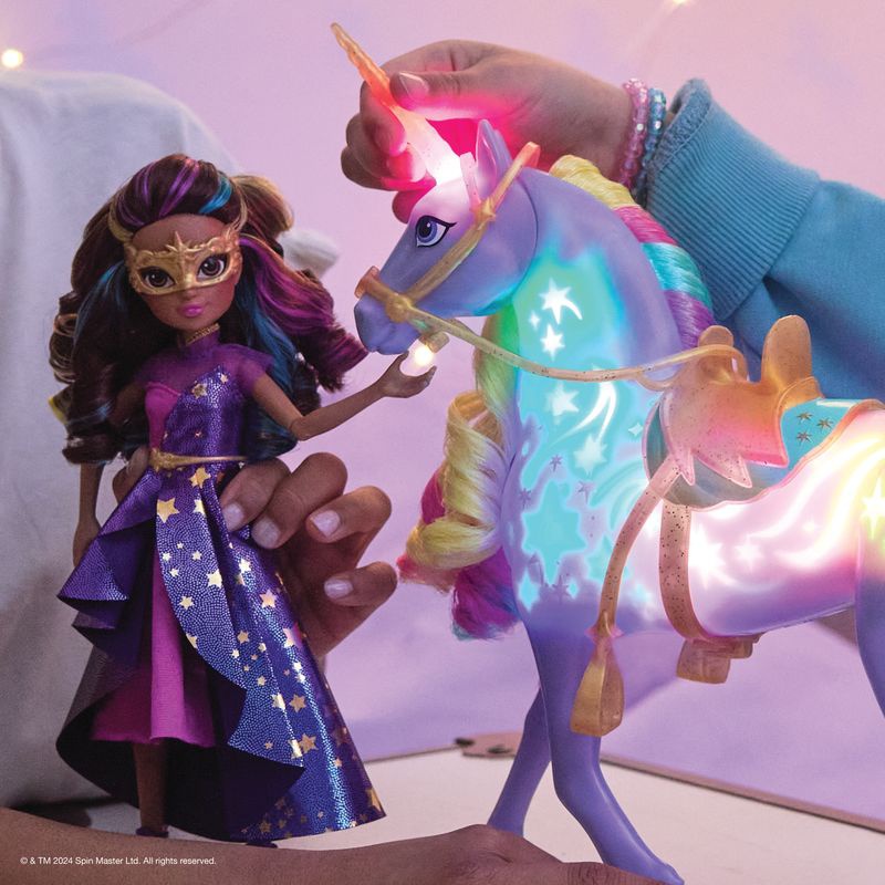 Set conveniente: Unicorn Academy deluxe bambola Sophia 24 cm + collana con anello