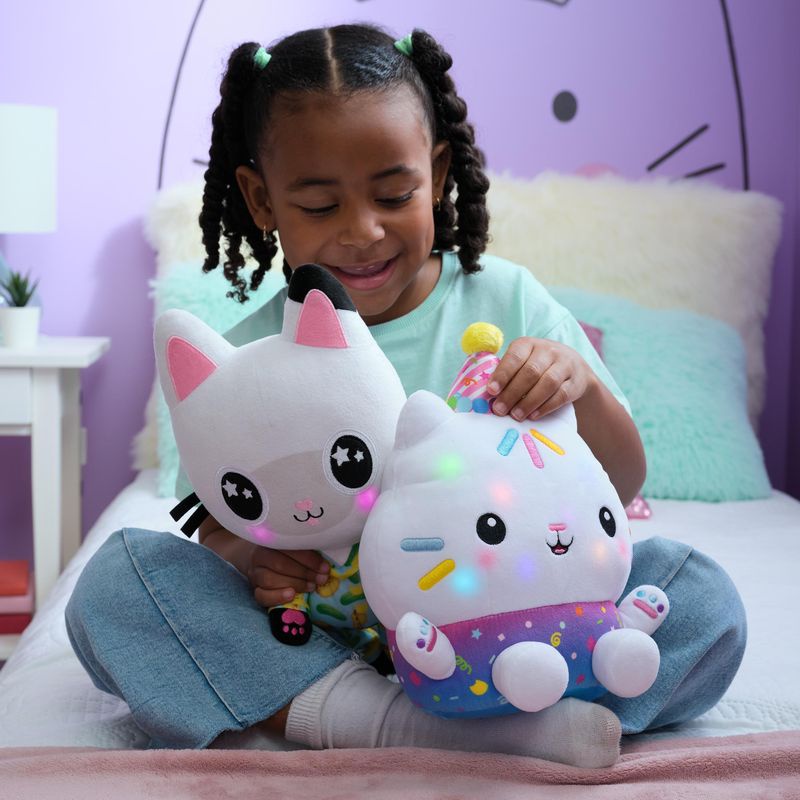 Set conveniente: Gabby’s Dollhouse peluche parlante Cakey + peluche DJ Catnip e Mercat