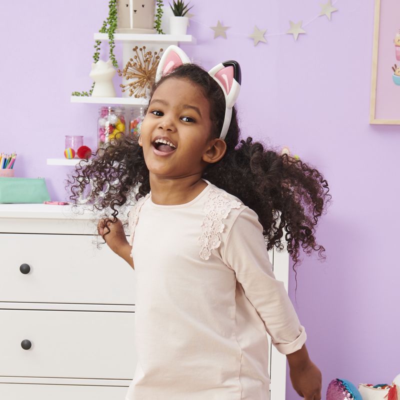 Gabby's Dollhouse che suona le orecchie del gatto