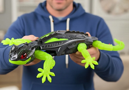 Hex Bots RC Gekon – un giocattolo radiocomandato unico che si arrampica su pareti e soffitti.