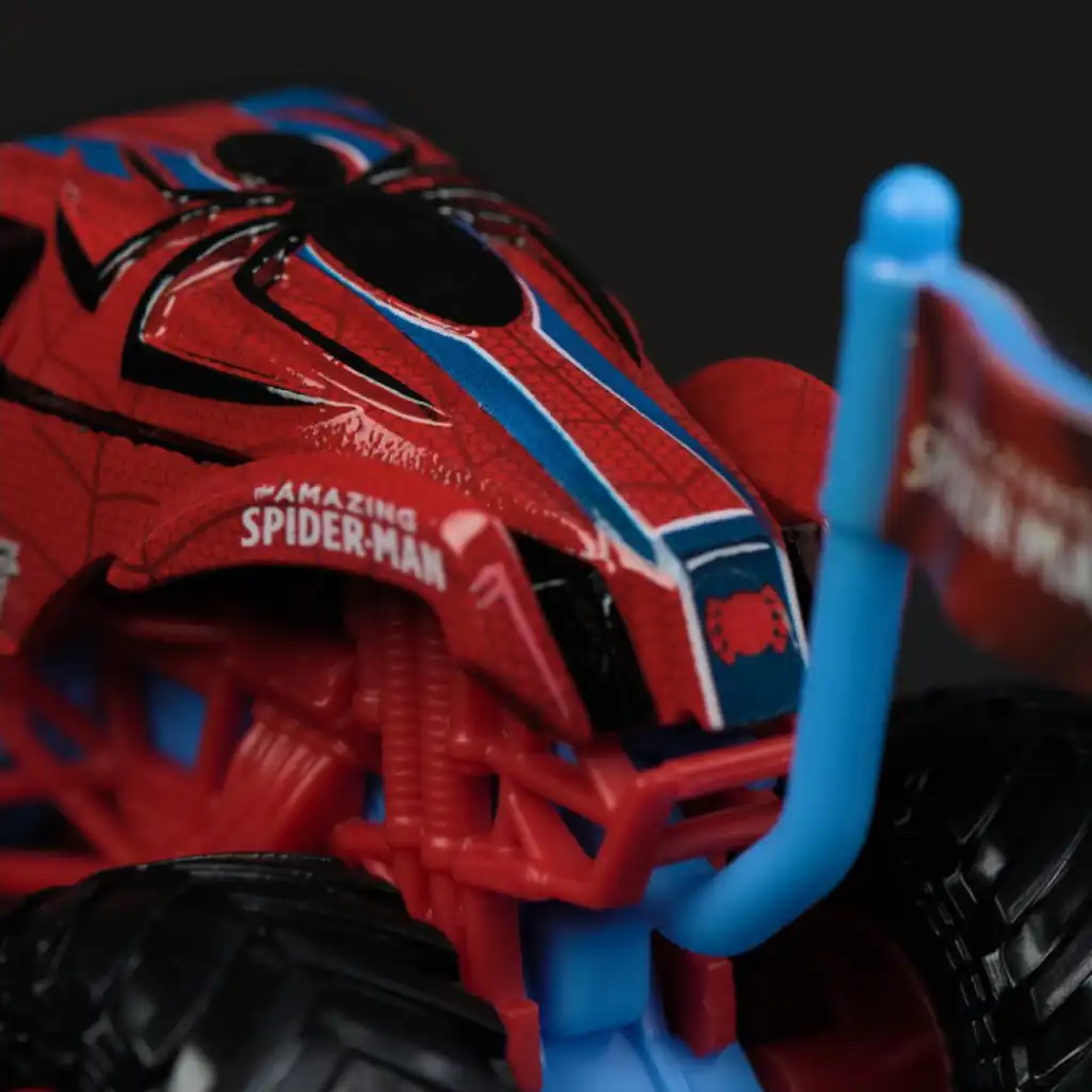Crea le tue imprese epiche con il monster truck Spider-Man.