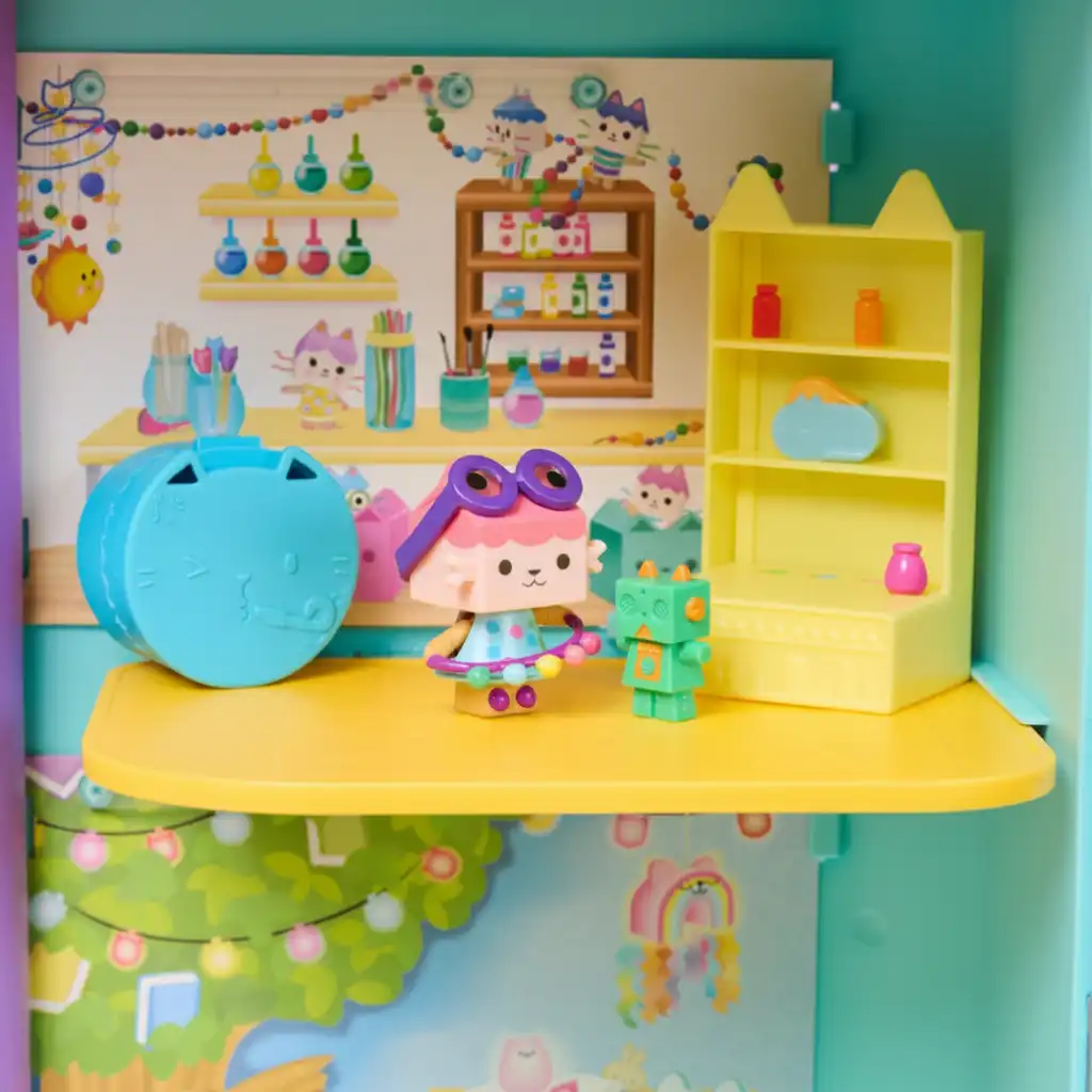 Dettaglio lavorazione della figurina Baby Scatola e dei suoi accessori creativi.
