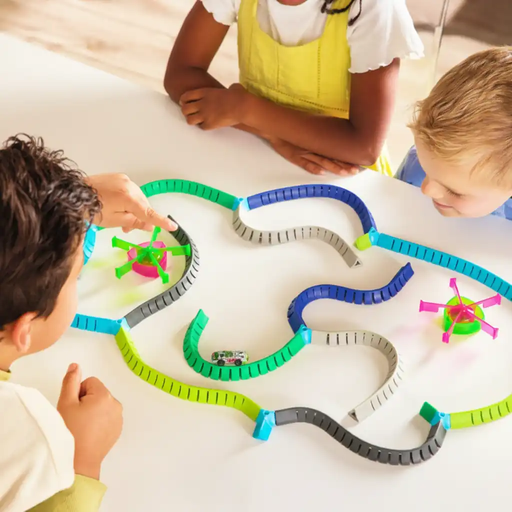 Sii creativo e progetta le piste più pazze per i robot.