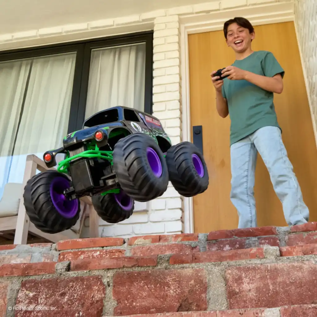 Crea la tua arena Monster Jam piena di ostacoli!
