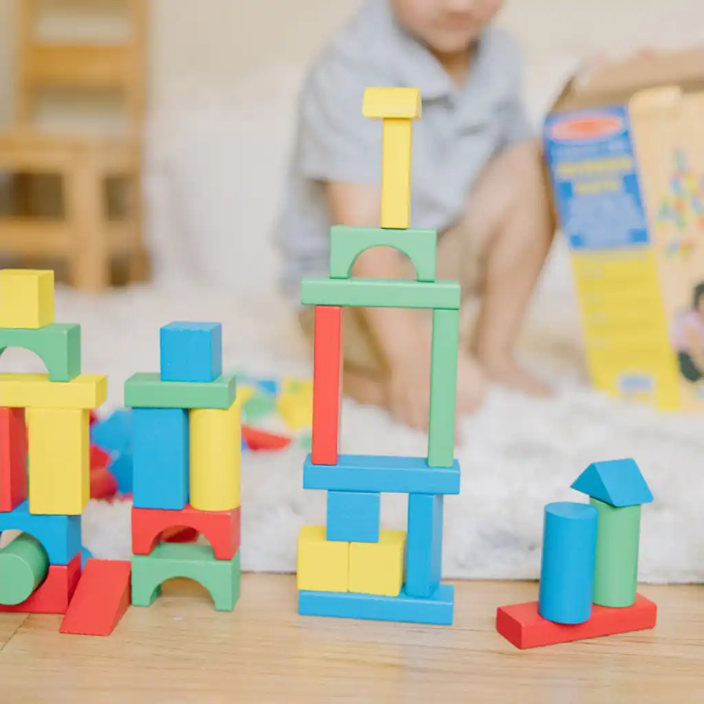 Sostieni la creatività dei bambini con nove forme diverse di blocchi.