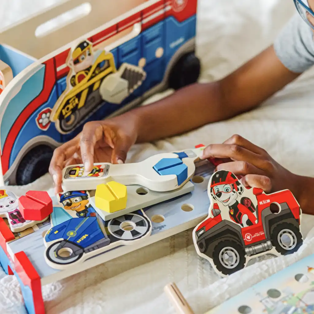 Dettagli in legno lavorati con precisione per un gioco sicuro per i bambini.