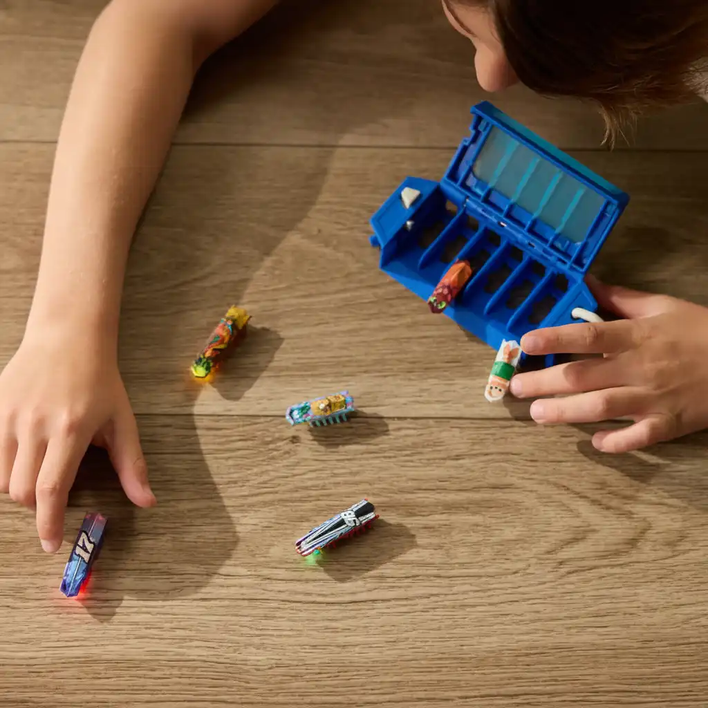 Sviluppa la creatività costruendo i tuoi mondi robotici.