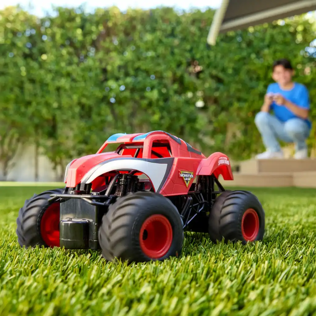 Crea il tuo percorso acrobatico per il Spider-Man truck.