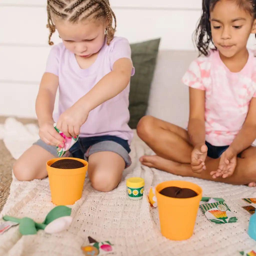 Supporto alla fantasia dei bambini attraverso un gioco creativo da giardinieri.