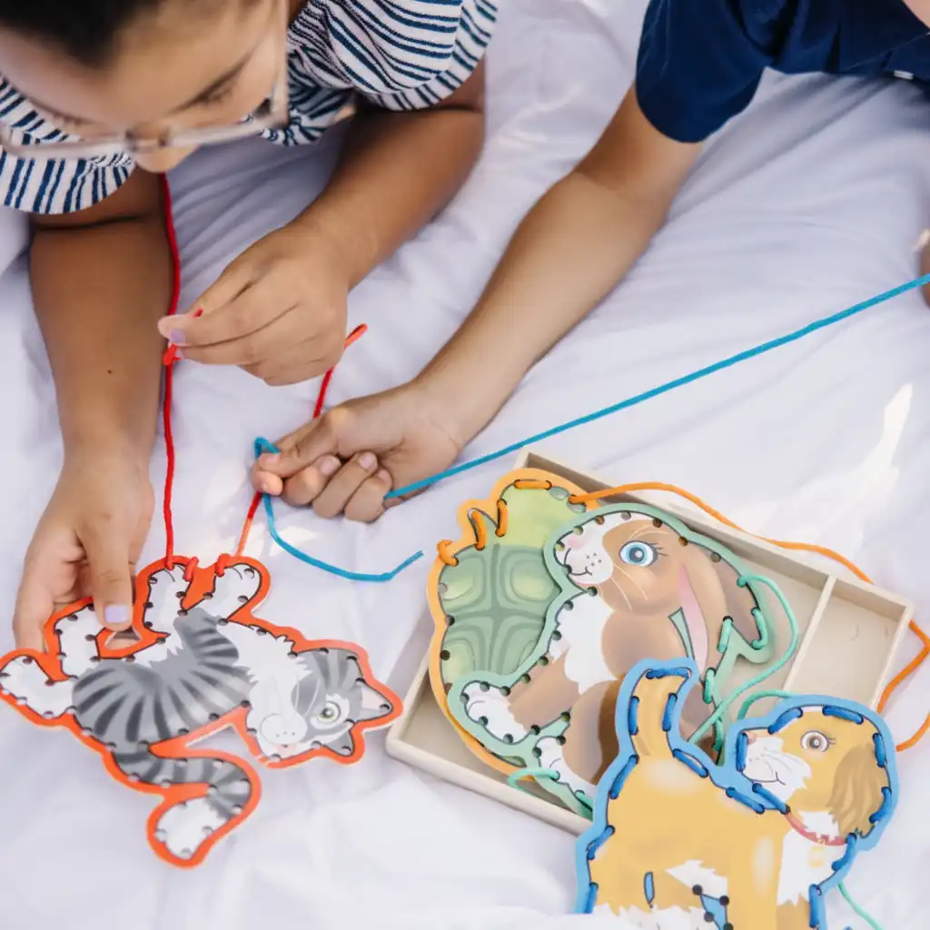 Miglioramento della fine Motor grazie all'infilatura precisa dei lacci.