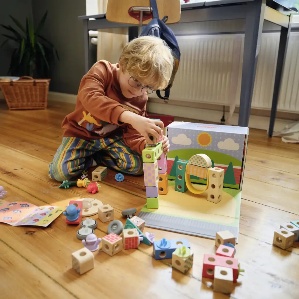 Supporta lo sviluppo sano del bambino attraverso un gioco significativo.