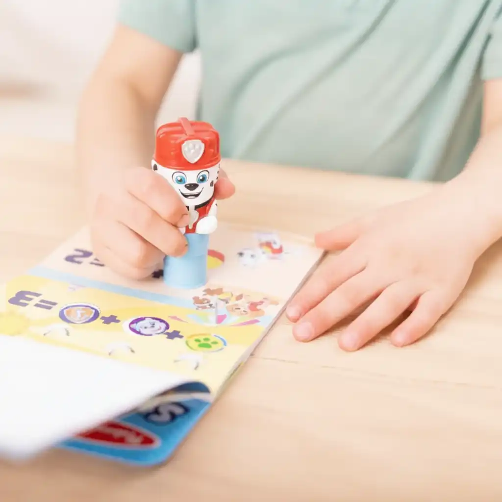 Scopri nuovi modi di gioco creativo con il libro di attività Interattivo.