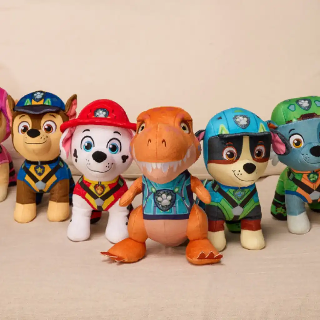 Dettagli ricamati con precisione e peluche di qualità per un gioco sicuro.