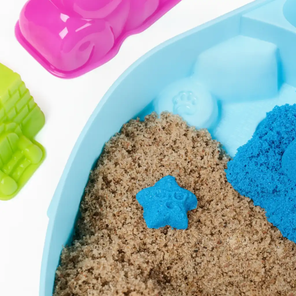 Lavorazione dettagliata degli stampi per creare opere di sabbia perfette.