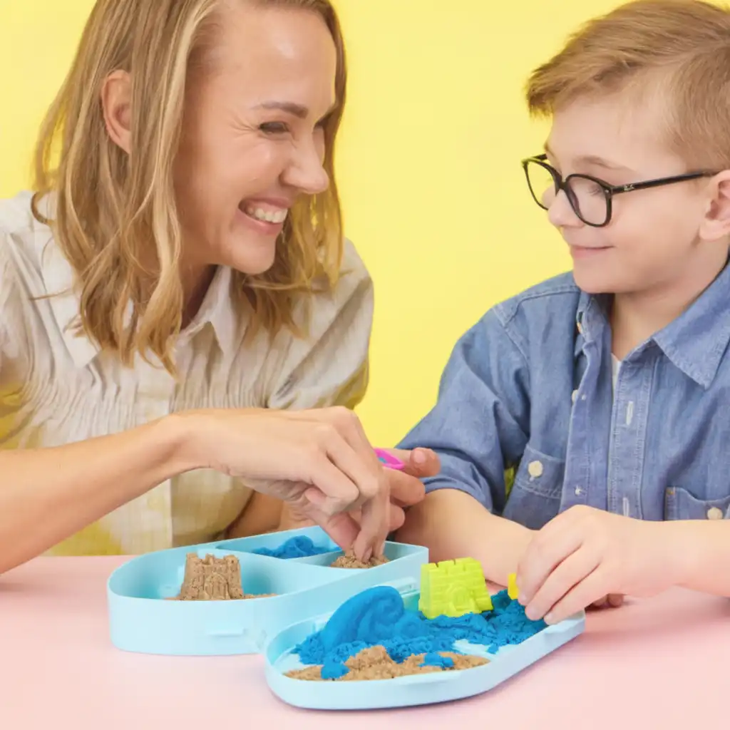 Facile modellare onde e castelli per i piccoli artisti.
