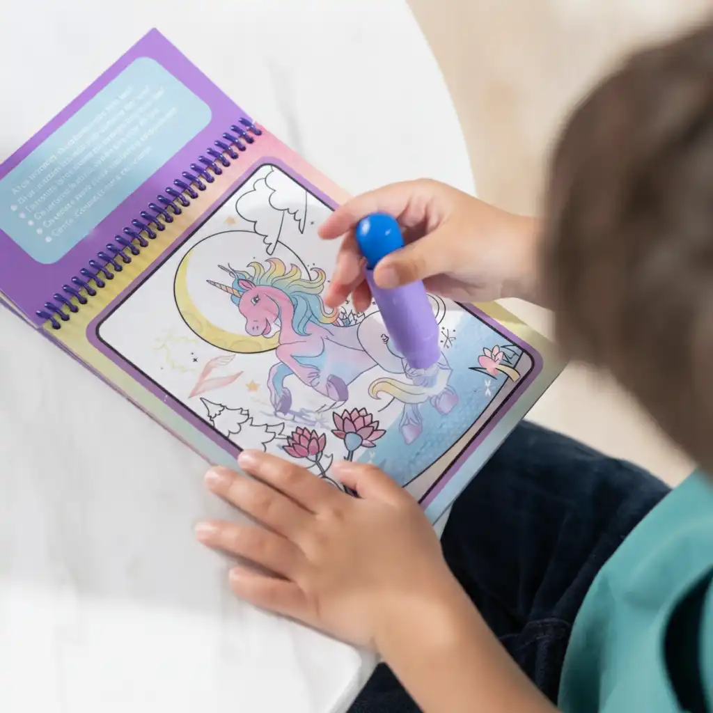 La penna ergonomica aiuta i bambini a perfezionare i loro primi tentativi di disegno.