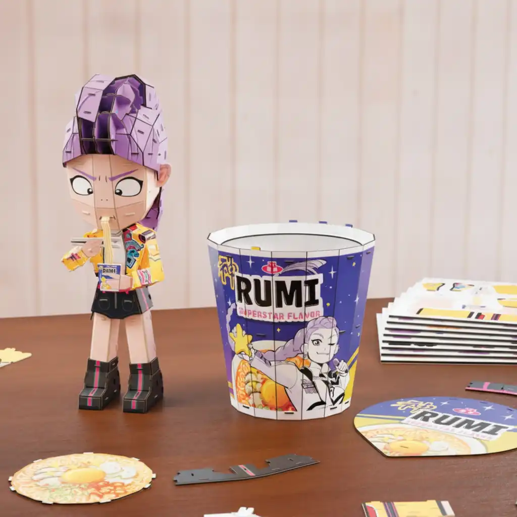 Crea un’esposizione unica con una figurina rimovibile Rumi.