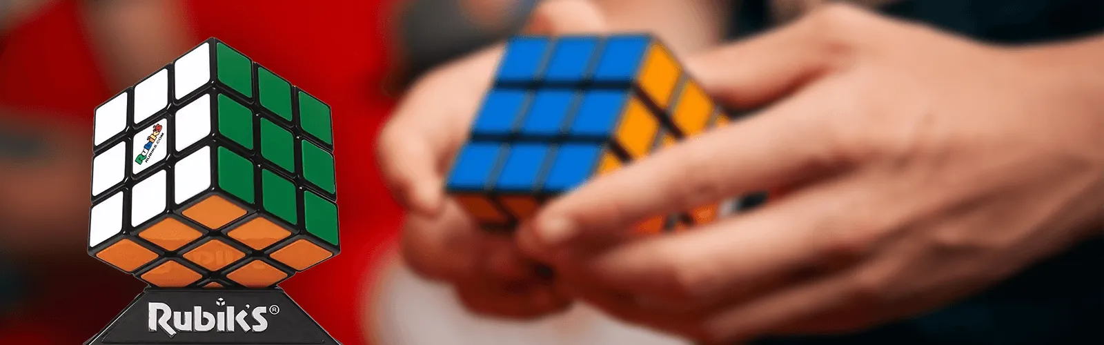 Domina la velocità della luce con il rompicapo elettronico Rubik’s Rush.